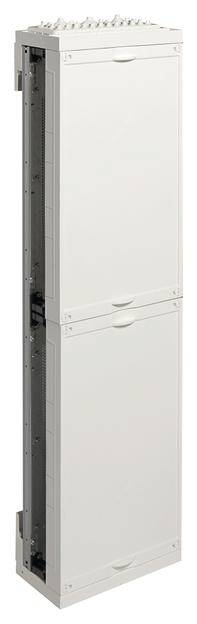 Ein weißer, vertikaler, rechteckiger Schrank mit geschlossener Front, vermutlich ein Verteiler- oder Geräteschrank für technische Anwendungen.