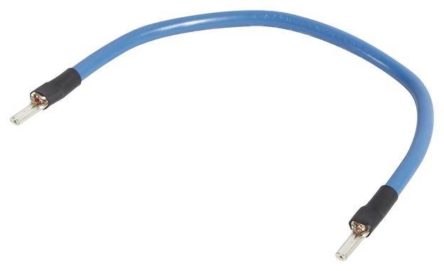 Ein blaues elektrisches Kabel mit zwei offenen Enden, geeignet für elektrische Verbindungen oder Reparaturen.