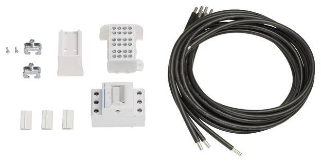 Ein Installationsset mit Klemmenblock, Kabeln und Halterungen, geeignet für elektrische Anschlüsse und Verdrahtungen in Technikprojekten.