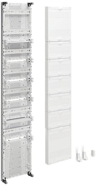 Ein offener Elektro-Verteilerkasten mit mehreren Fächern und eine Reihe von Abdeckungen daneben. Zwei Montageschienen und ein Steckverbinder liegen daneben.