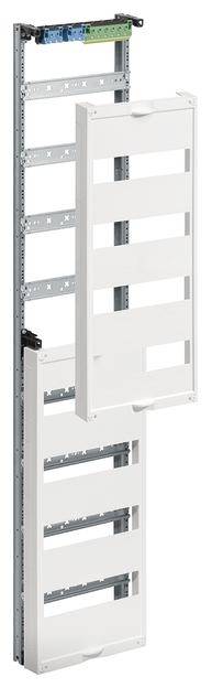Ein verteilter Schaltschrank mit geöffneten Paneelen. Sichtbar sind mehrere Reihen zur Befestigung von elektrischen Komponenten.
