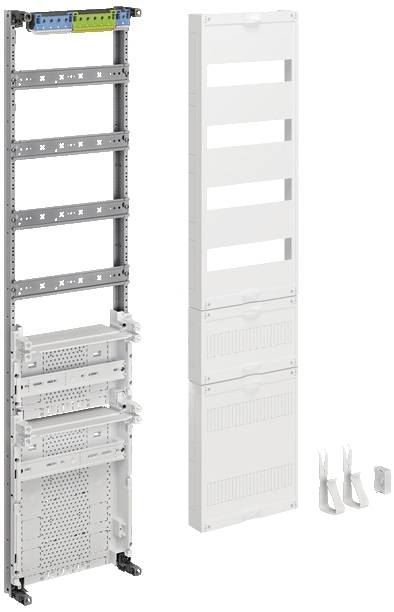 Ein elektrischer Schaltschrank im geöffneten Zustand, zeigt mehrere Montageebenen und Kabelkanäle; daneben liegen Abdeckungen und Befestigungsklemmen.