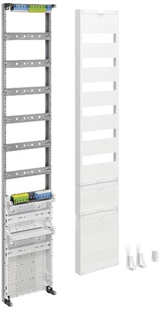 Metallschrank mit mehreren Fächern und weißen Abdeckungen, zur Installation elektrischer Komponenten. Zubehör liegt daneben.