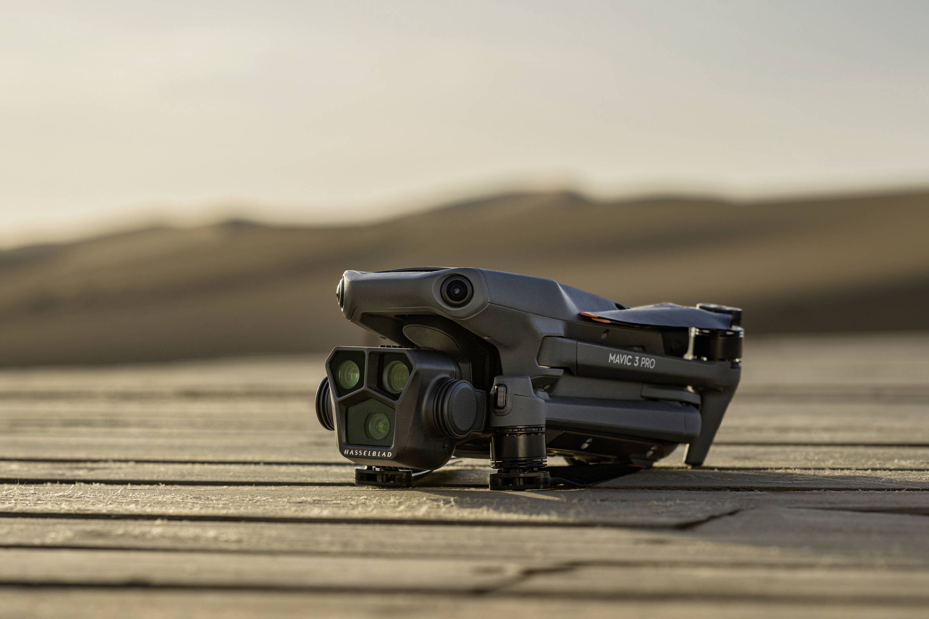 DJI Mavic 3 Pro (DJI RC) Quadrocopter 100% RtR Kameraflug, Profi Hellgrau (matt)