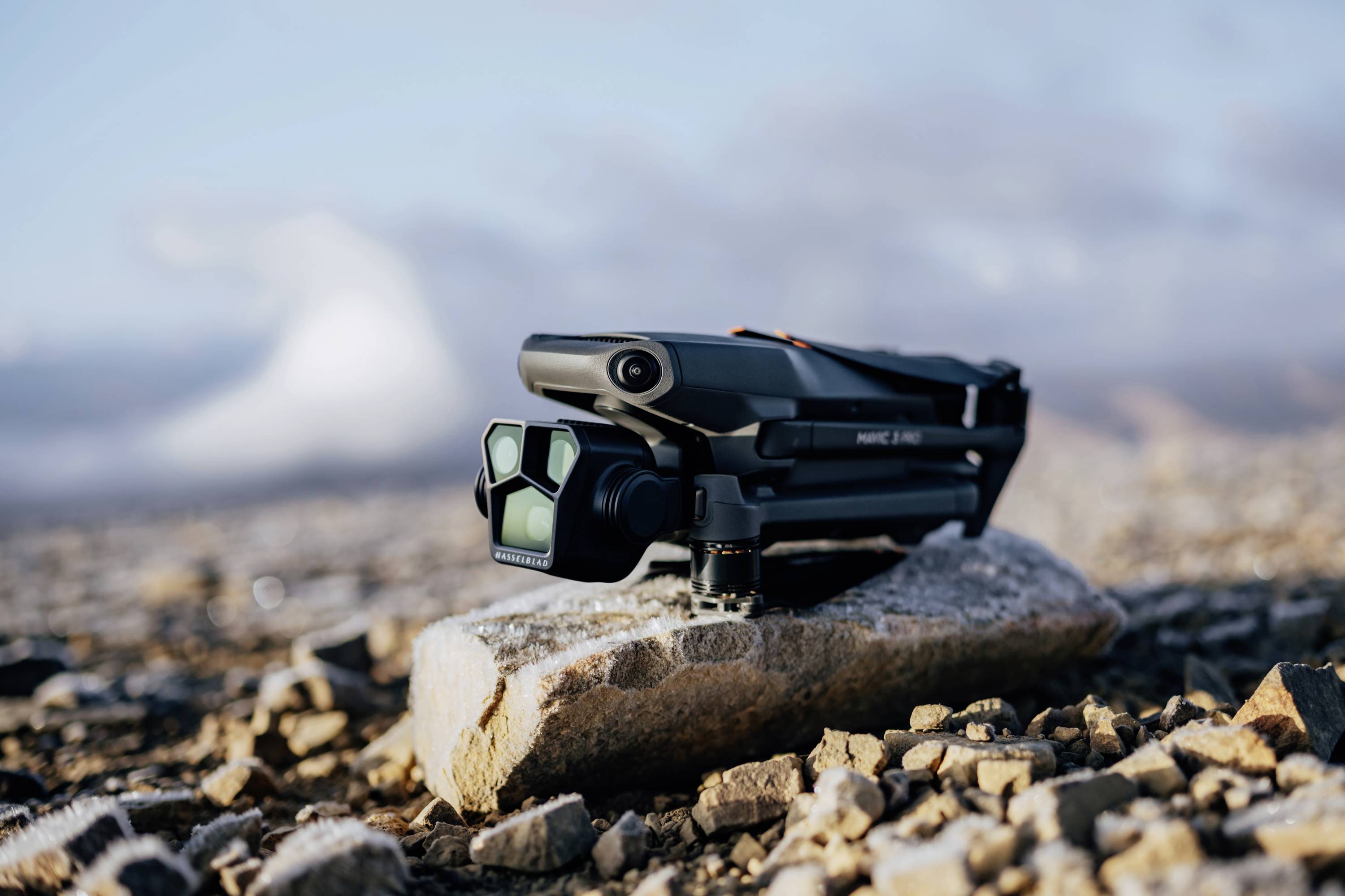 DJI Mavic 3 Pro (DJI RC) Quadrocopter 100% RtR Kameraflug, Profi Hellgrau (matt)