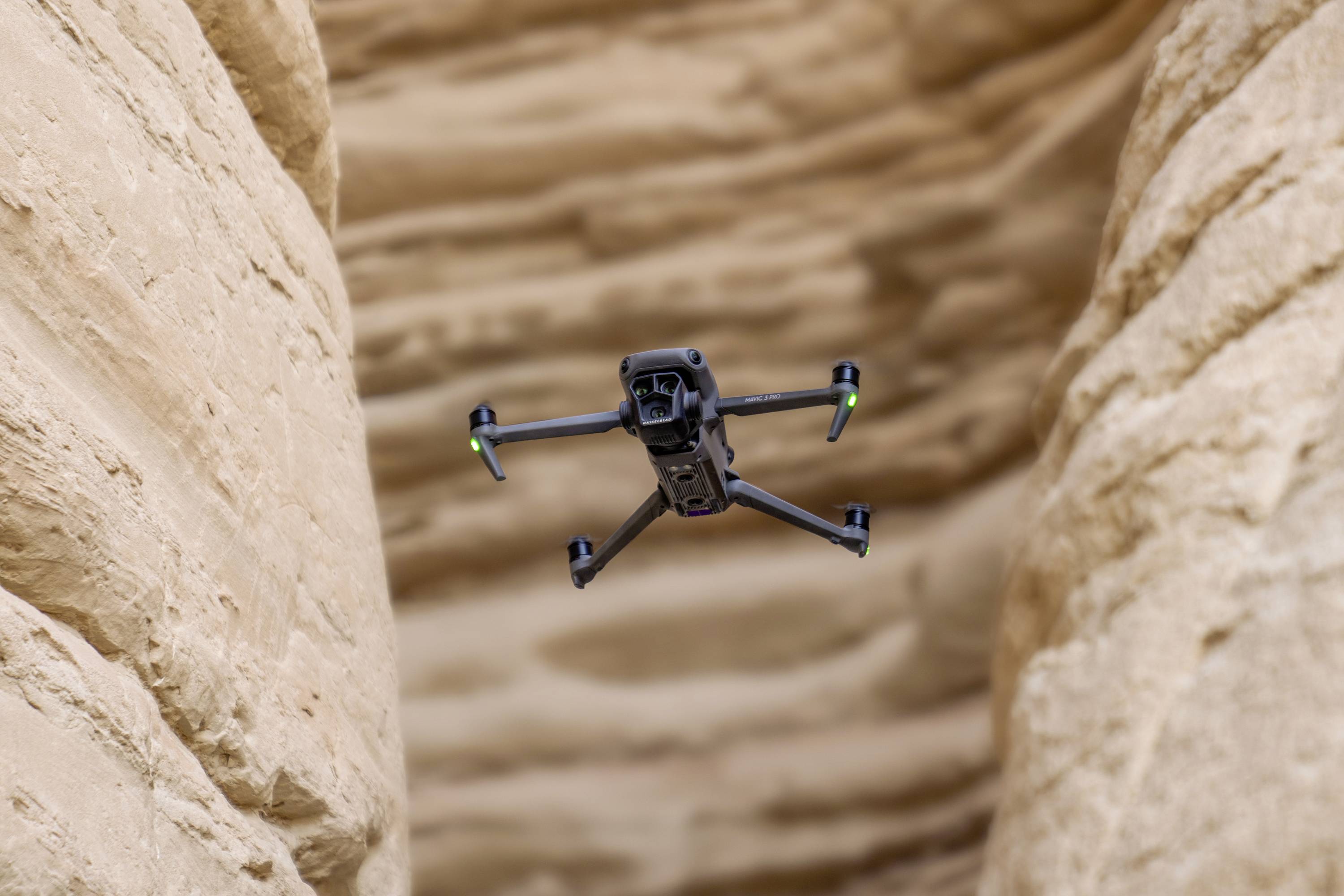 DJI Mavic 3 Pro (DJI RC) Quadrocopter 100% RtR Kameraflug, Profi Hellgrau (matt)