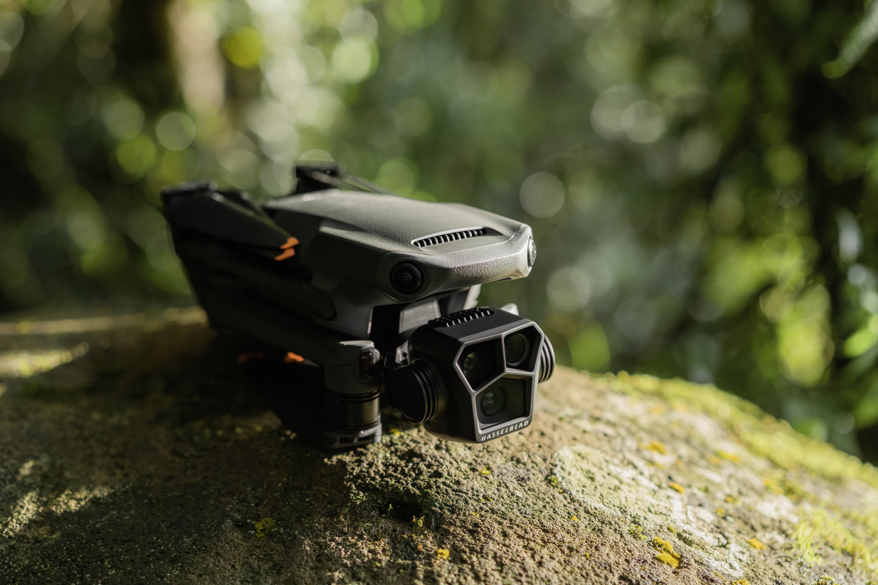 DJI Mavic 3 Pro (DJI RC) Quadrocopter 100% RtR Kameraflug, Profi Hellgrau (matt)