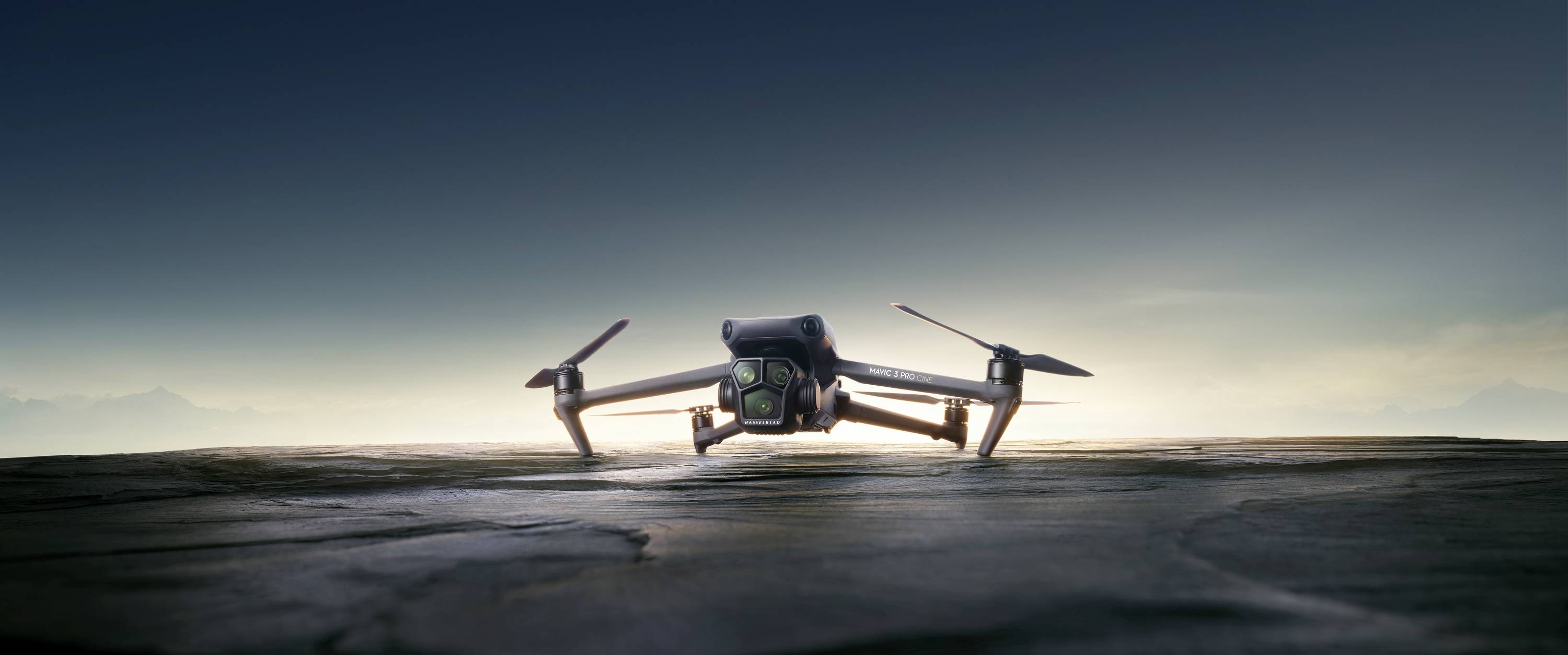 DJI Mavic 3 Pro Fly More Combo (RC) Quadrocopter 100% RtR Kameraflug, Profi Grau