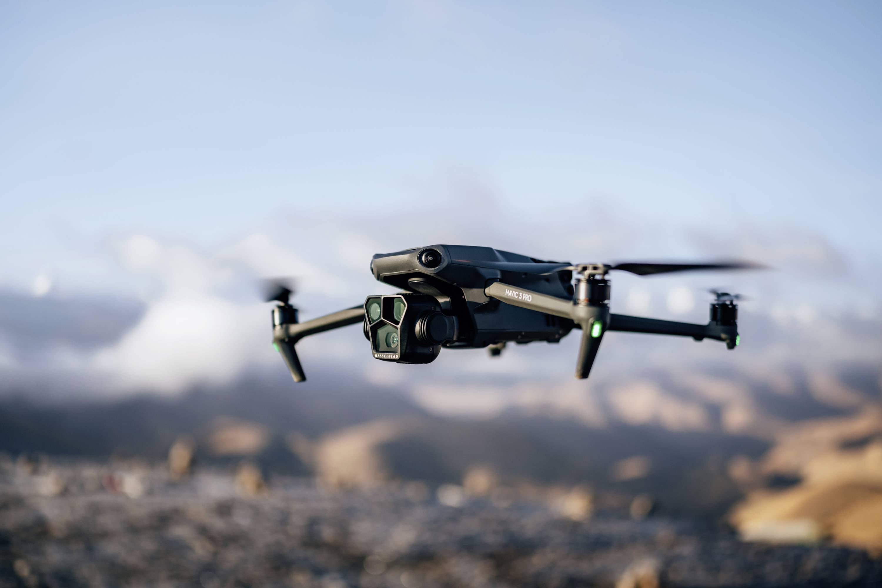 DJI Mavic 3 Pro Fly More Combo (DJI RC) Quadrocopter 100% RtR Kameraflug, Profi Grau