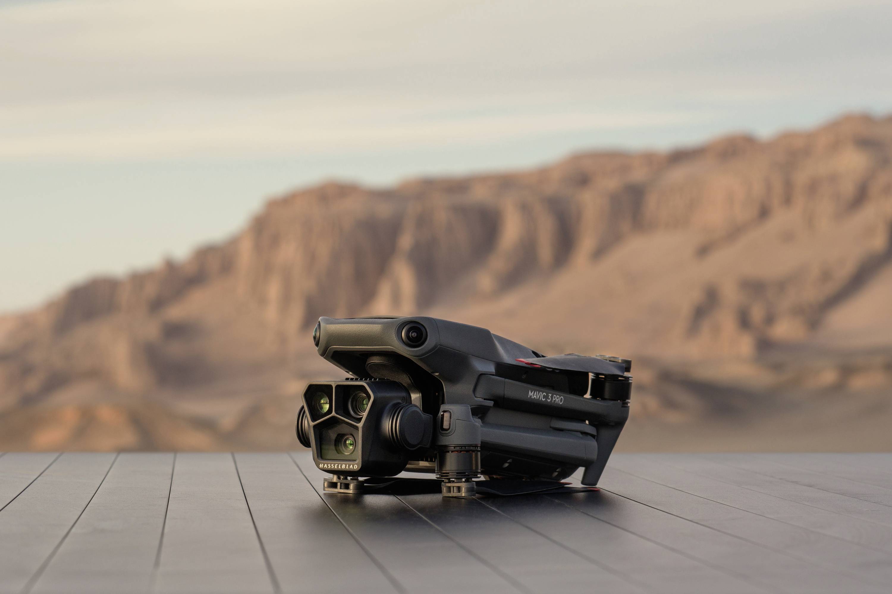 DJI Mavic 3 Pro Fly More Combo (RC PRO) Quadrocopter 100% RtR Kameraflug, Profi Grau