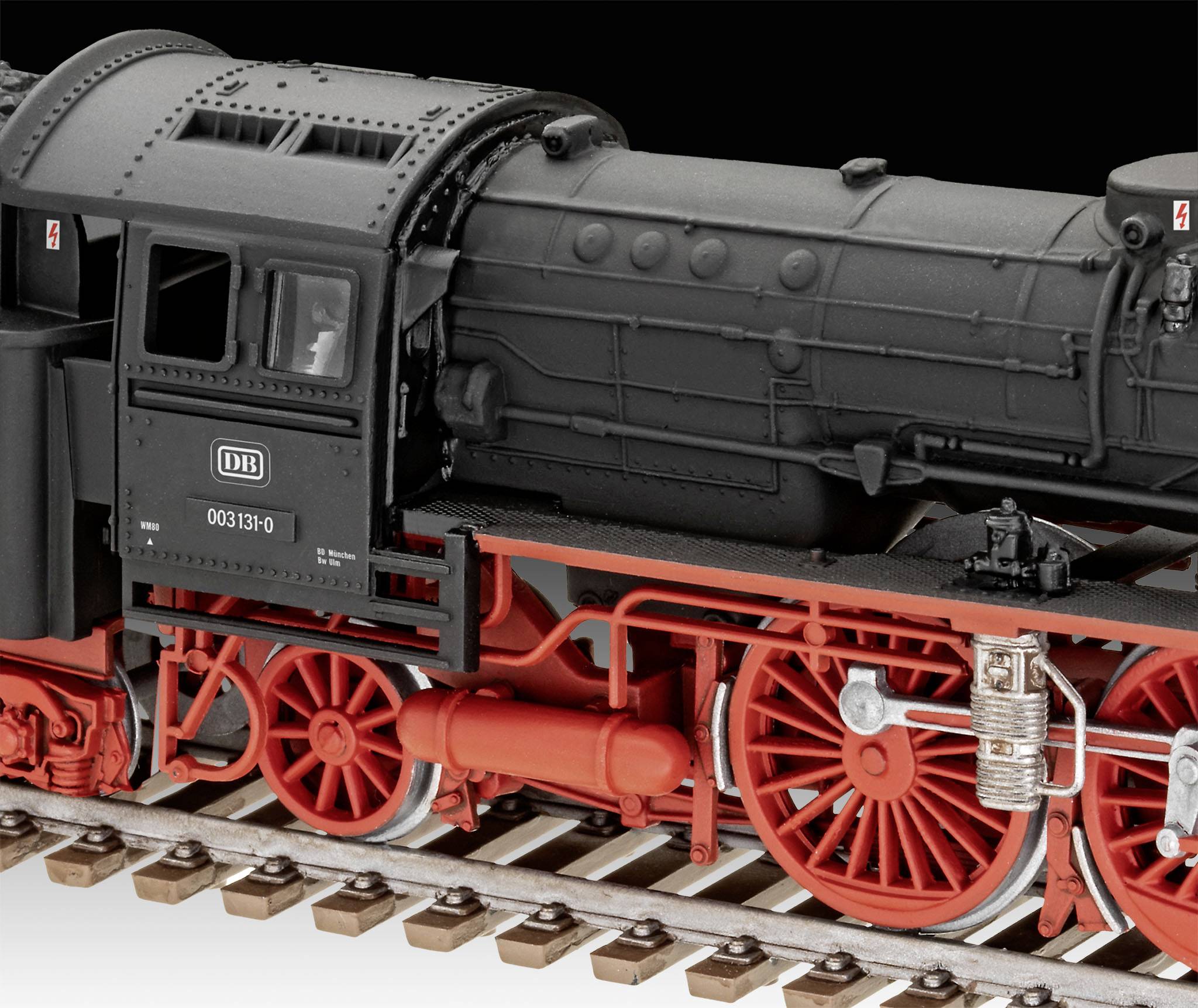 Modell einer historischen Dampflokomotive, schwarz-rot, seitliche Ansicht. Sichtbar sind Räder, Kessel und Führerhaus.