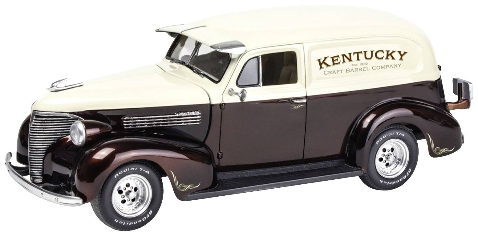 Ein dunkelbrauner und cremefarbener Oldtimer-Transporter mit dem Aufdruck 'Kentucky Craft Barrel Company' auf der Seite.
