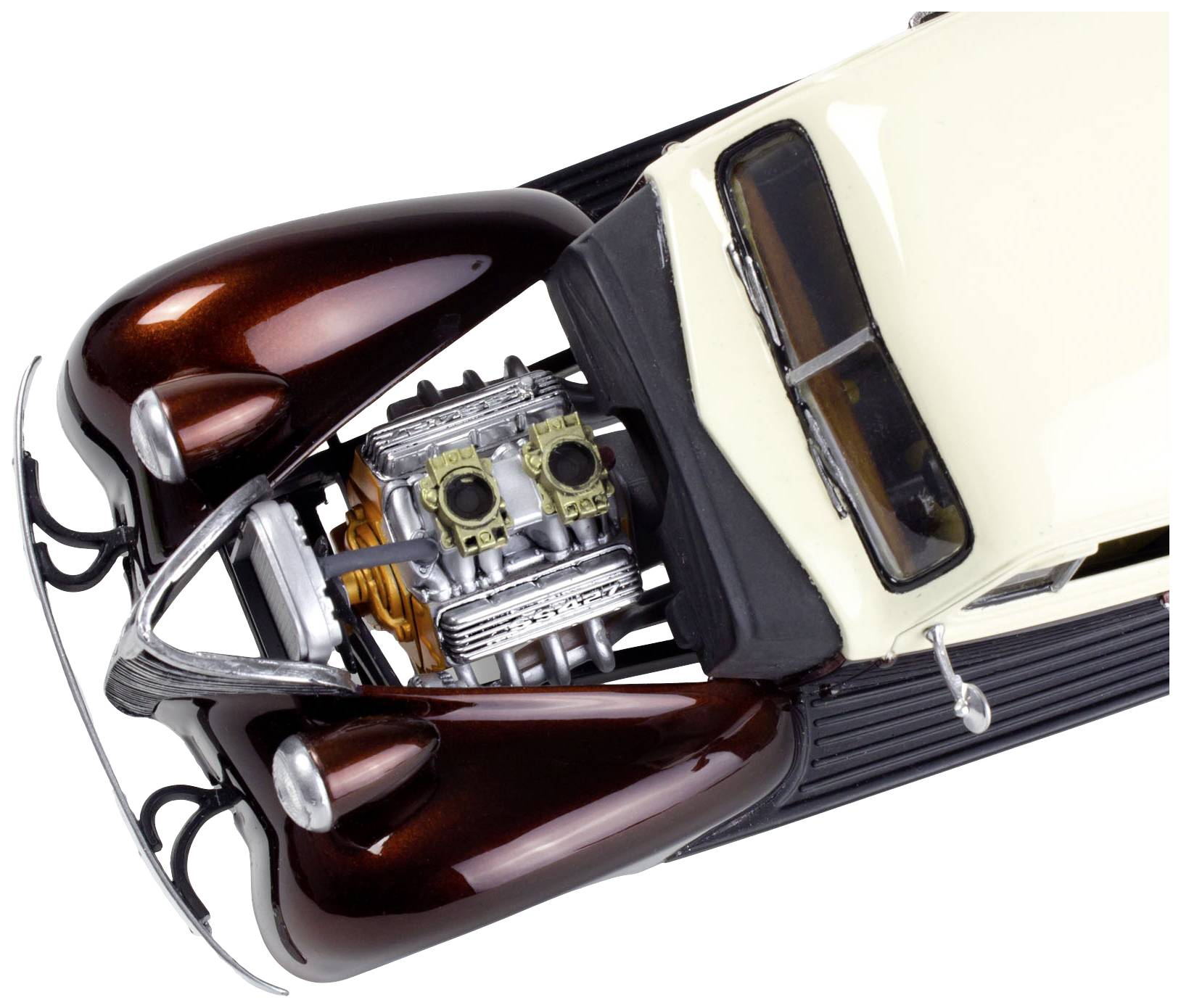 Klassisches Auto mit geöffnetem Motorraum, zeigt detaillierten Motor und glänzende Karosserie in Weiß und Braun.