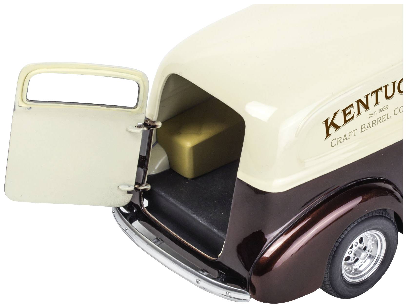 Geschlossenes Modellauto mit offener Heckklappe, zeigt einen goldenen Ziegel im Ladebereich. Aufschrift 'Kentucky Craft Barrel Co.'.