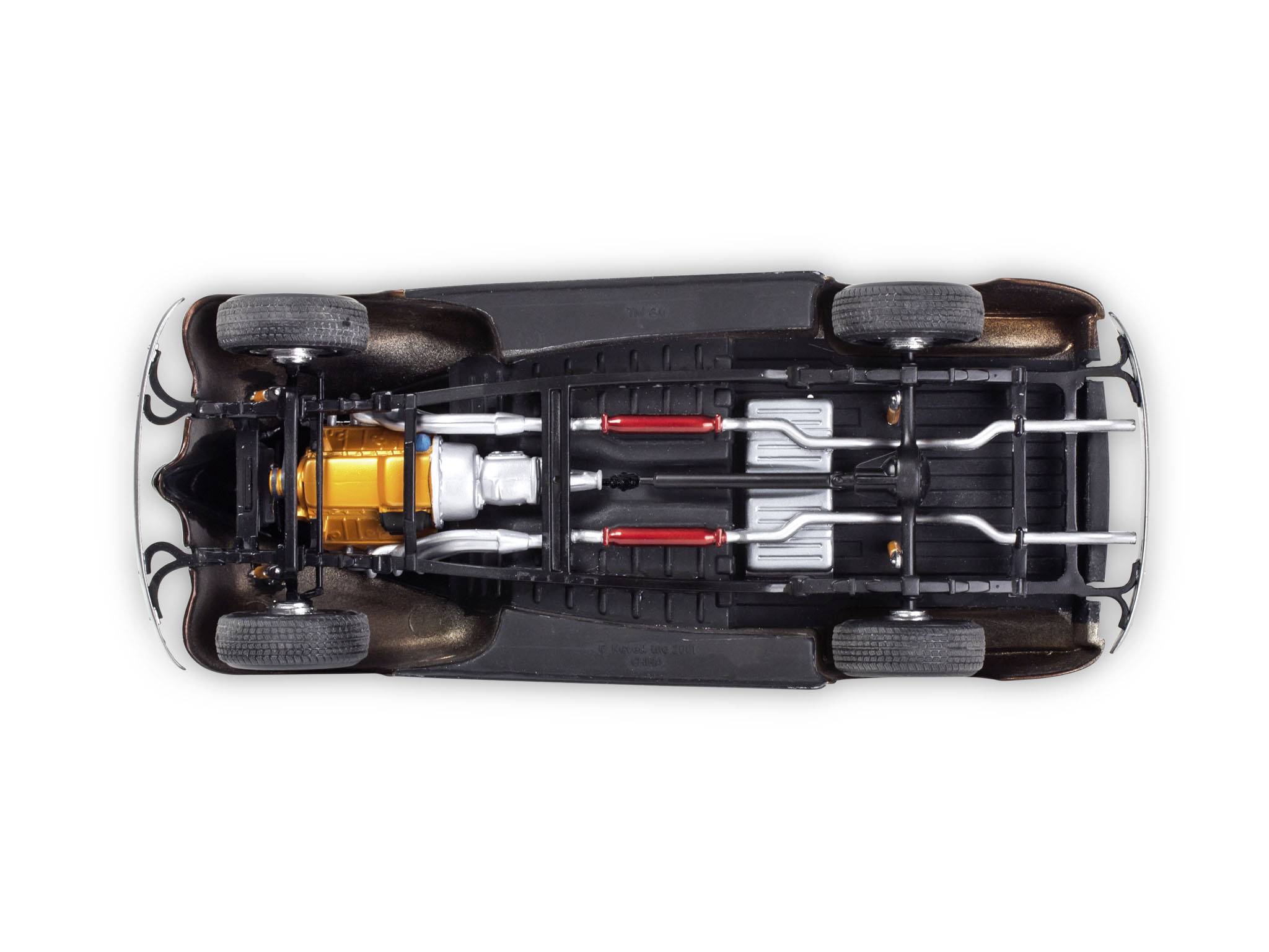 Ansicht des Unterbodens eines Autos mit sichtbarem Auspuffsystem und Antriebsstrang.