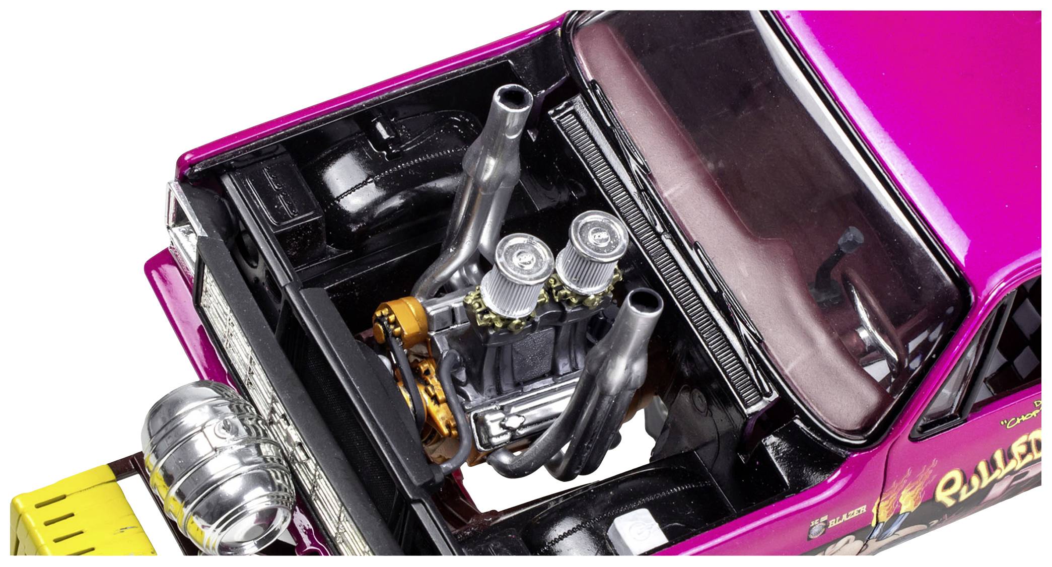 Rosa Modellauto mit offenem Motorraum. Sichtbar sind Motor und Auspuffrohre. Rechte Seite mit 'Rude' beschriftet.