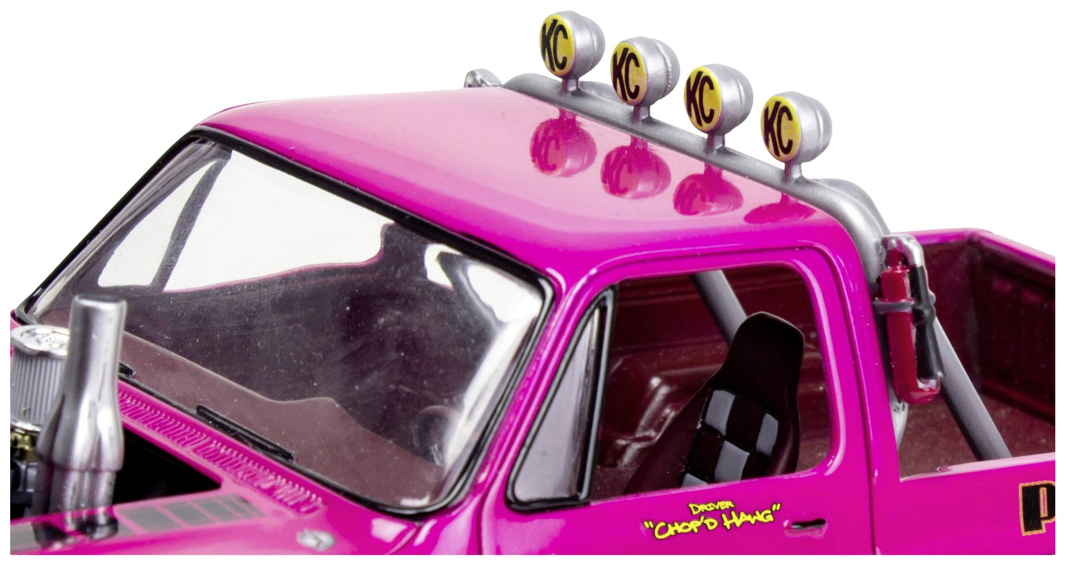 Ein pinkfarbener Pickup-Truck mit vier Scheinwerfern auf dem Dach. Der Name 'Chinook' ist auf der Seitentür geschrieben.