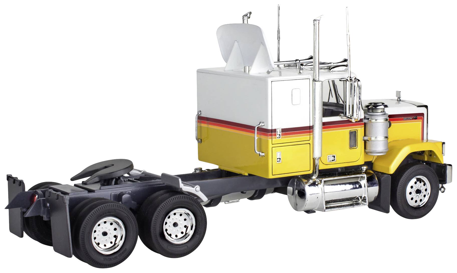 Gelber und weißer Lastwagen mit zwei Hinterachsen, silbernen Details und seitlichem Auspuffrohr, auf einem weißen Hintergrund.