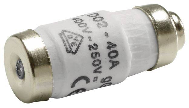 Weiße zylindrische Sicherung mit Metallkappen. Beschriftung 'D02 - 40A, 400V - 250V'.