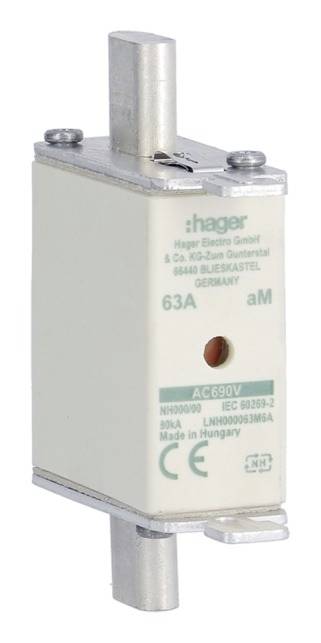 Ein weißer NH-Sicherungseinsatz, beschriftet mit '63 A' und '690 V', hergestellt von Hager, für den Einsatz in elektrischen Anlagen.