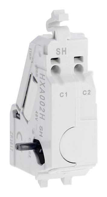 Ein weißer elektrischer Schalter oder Relaisbauteil mit der Aufschrift 'HXA002H'. Er hat zwei Klemmen, C1 und C2, sowie einen Hebel.