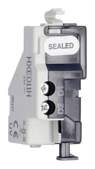 Ein versiegeltes elektrisches Bauteil mit der Aufschrift 'HXE011H'. Markierungen für Spannung (24 V), CE-Zeichen und weitere Symbole.