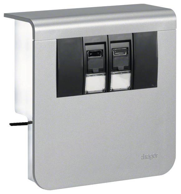 Eine silberne Steckdose mit zwei USB-Anschlüssen, eingebaut in einer Wandverkleidung, geeignet zum Laden von Geräten.