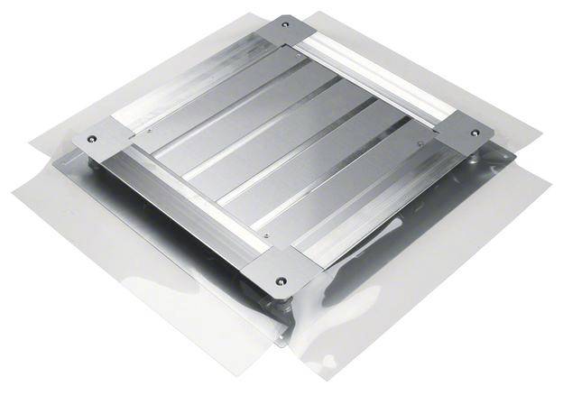 Metallverstärkter Flansch zur Montage eines Bauteils, mit symmetrischem Design und silberner Oberfläche. Verwendet in Bauanwendungen.