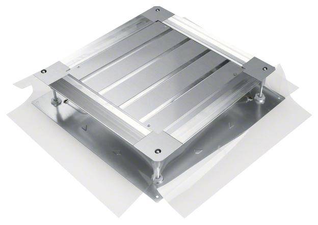 Metallplattform mit vier Ecken, gestützt von Bolzen, auf einer quadratischen Basis. Verwendet für strukturelle Anwendungen.