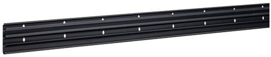 Ein langes, schwarzes, perforiertes Metallprofil, das für mechanische Verbindungen oder Konstruktionen verwendet wird.