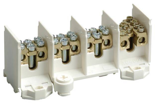 Ein weißer elektrischer Sicherungshalter mit vier Anschlussklemmen und Schrauben, verwendet zur sicheren Verkabelung in elektrischen Systemen.