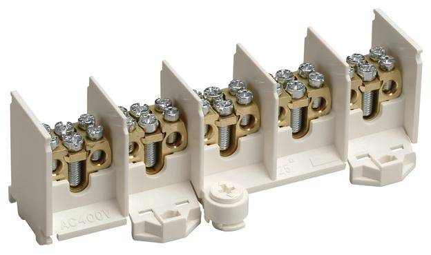 Ein elektrischer Verteilerblock mit fünf Klemmen aus Metall und Kunststoff, geeignet für Anschluss und Verteilung von Kabeln.