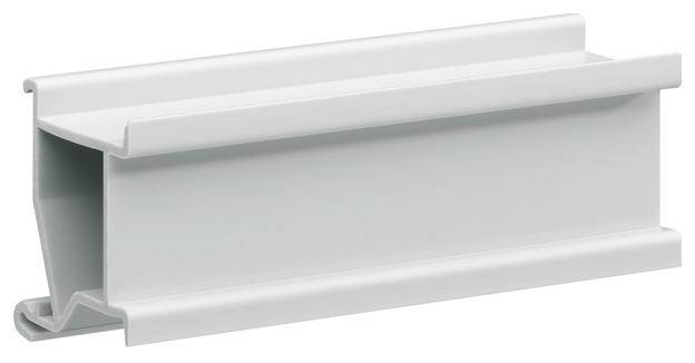 Ein graues Plastikprofil mit trapezförmigem Querschnitt, das als Kabelkanal oder Abdeckung in mechanischen oder elektrischen Konstruktionen verwendet wird.