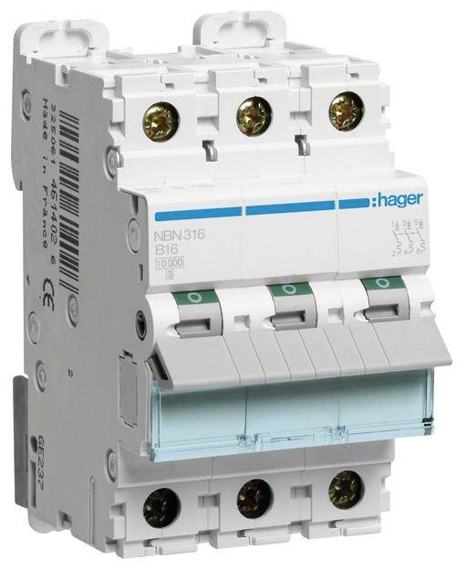 Ein dreipoliger Leistungsschalter der Marke Hager, Modell NBN316, mit blauer Klappe und Angaben zur elektrischen Spezifikation.