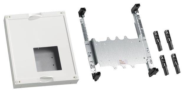 Unterputz-Gehäuse mit Halterung und Montagematerial. Metall- und Kunststoffteile zur Installation von IT-Komponenten in Wänden.