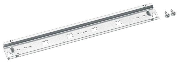 Metallschiene mit mehreren Löchern zur Befestigung, zwei Schrauben daneben.