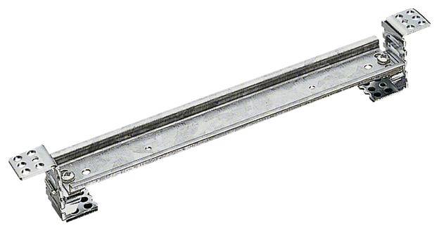 Metallische Trägerhalterung mit Löchern an den Enden, zur Befestigung in Baukonstruktionen oder Regalsystemen geeignet.