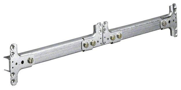Metallstrebe mit mehreren Löchern und Schrauben, geeignet für Konstruktionen oder Befestigungen.