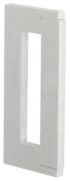 Betonstein mit rechteckigem Ausschnitt, möglicherweise als dekoratives oder funktionales Bauelement verwendet.