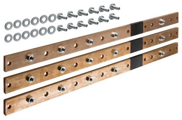 Drei Kupferschienen mit Schraubenlöchern und zugehörigen Muttern und Unterlegscheiben, zur elektrischen Verbindung oder Befestigung.