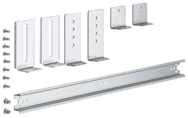 Ein Montageset mit Metallhalterungen, Schrauben und einer Schiene zur Befestigung von Geräten an einer Wand.