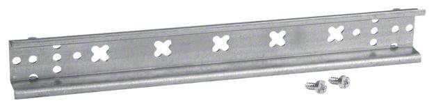 Metallschiene mit mehrfachen Kreuz- und Rundlöchern, daneben liegen drei Schrauben. Geeignet für Befestigungsanwendungen.