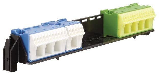 Ein elektrischer Steckerblock mit blauen und grünen Anschlussmodulen, verwendet zur Verbindung mehrerer Kabel in einer Schalttafel.