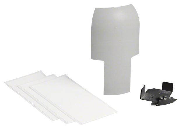 Drei weiße Papiere, eine graue Abdeckung und ein schwarzes Plastikteil liegen auf weißem Hintergrund. Büromaterialien für organisatorische Zwecke.