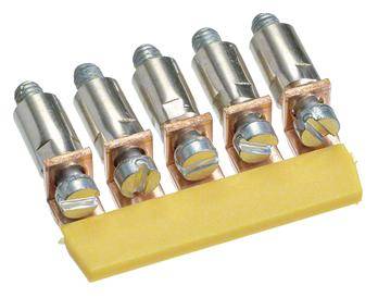 Elektrische Anschlüsse mit fünf Metallschrauben und gelbem Isolierelement oben.