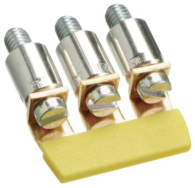 Drei silberne Schrauben mit gelber Basis in einer elektrischen Klemmenleiste, die zur Verbindung von Kabeln dient.