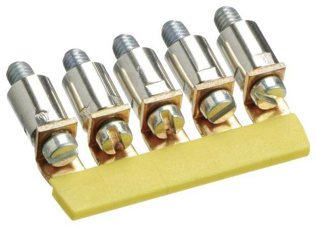 Metallischer Verbinder mit gelbem Isolator und fünf Steckverbindungen. Verwendet in elektrischen Anlagen für sichere Verbindungen.