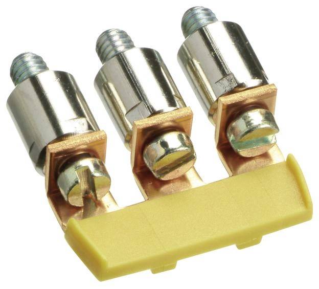Drei metallene Schraubklemmen mit gelbem Kunststoffsockel, verwendet für elektrische Verbindungen, aus einer Nahaufnahmeperspektive.