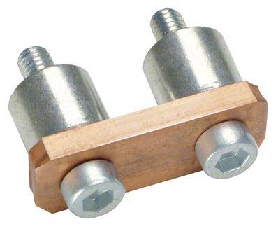 Ein kupferner Brückenverbinder mit zwei Schrauben, die aus zwei silbernen Zylinderköpfen ragen. Verbindet elektrische Komponenten.