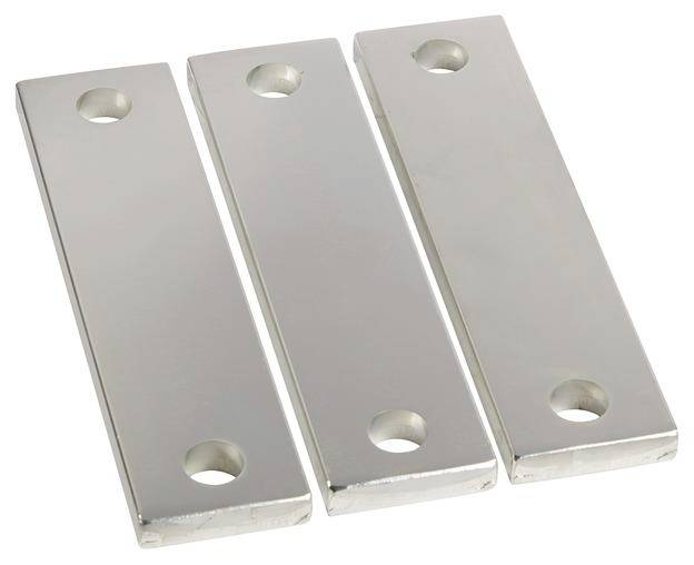 Drei rechteckige, silberne Metallplatten mit jeweils zwei Löchern an den Ecken.